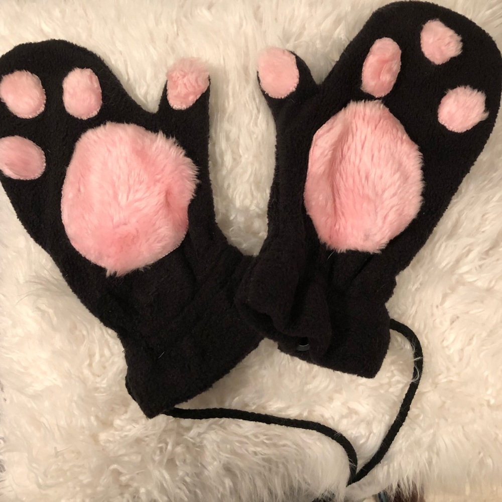 Fluffy fleece mittens with paw NEW, Never worn